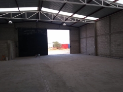 bodega 300 m2, oficina y 1/2 baño, amplio patio de maniobras