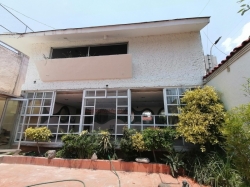 Casa en venta con uso de suelo para oficinas y consultorios, en calle principal.