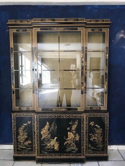 Vitrina en madera muy fina, color negro con dibujos y relieves chinos