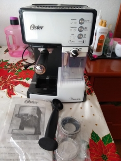 Maquina de cafe prima late de oster
