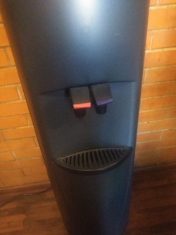 Dispensador de agua caliente y fría