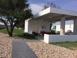 RENTO CASA CON ALBERCA EN FRACCIONAMIENTO ES TODA DE PLANTA BAJA, JUNTO AL CLUB BALVANERA