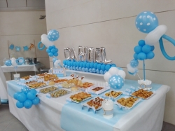 Mesa de dulces y decoración con globos para tu evento